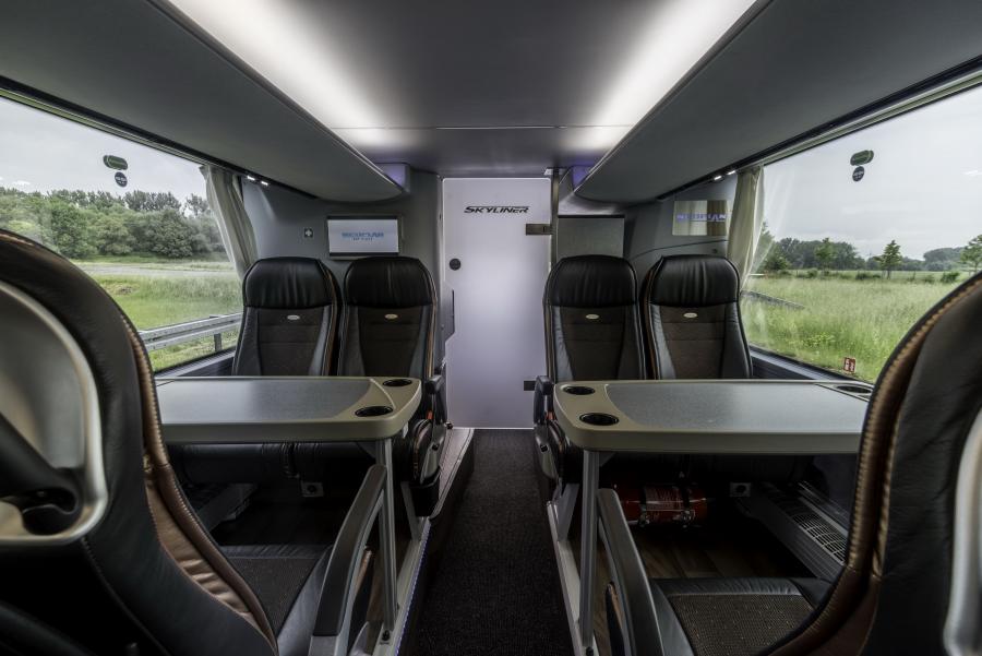 Интерьер Neoplan Skyliner 2015 года  (фото 4 из 22)
